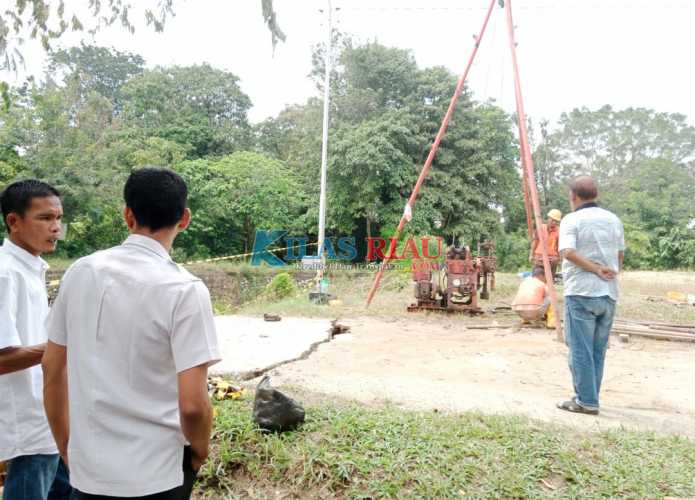 Pembangunan Jembatan Penghubung Desa Plt Bupati Kerahkan Semua Kekuatan Agar Segera Rampung 