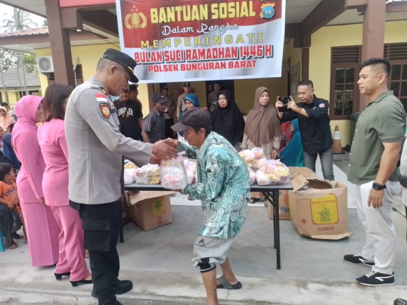 Polsek Bunguran Barat Berbagi Bantuan Sosial di Bulan yang Penuh Berkah