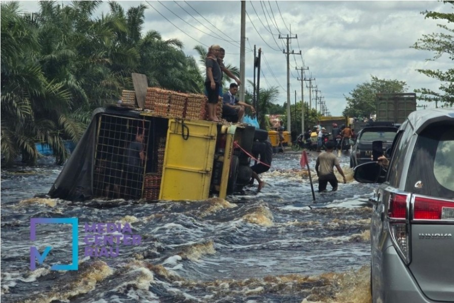 Banjir Pelalawan Semakin Parah, Sistem Buka Tutup Diberlakukan di Jalan Lintas Timur