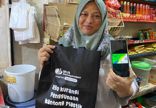 Hari Lingkungan Hidup Sedunia, BPJAMSOSTEK Batam Sekupang Bagikan Tas Belanja ramah Lingkungan Bertema 'Go Green'